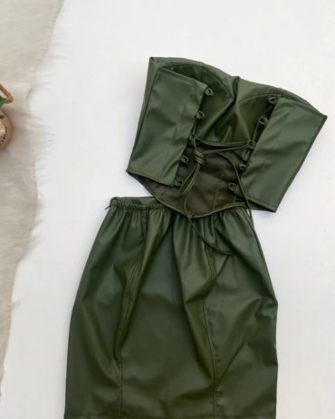 jeitodemulher_shop conjunto couro eco cropped corselete saia verde militar 2