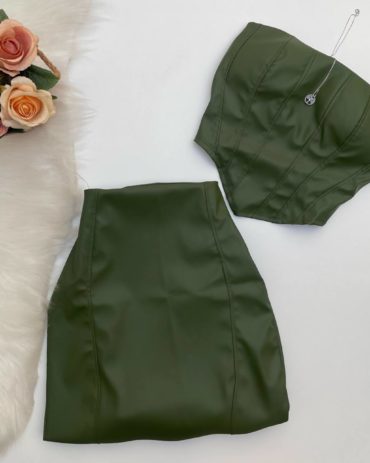 jeitodemulher_shop conjunto couro eco cropped corselete saia verde militar 3